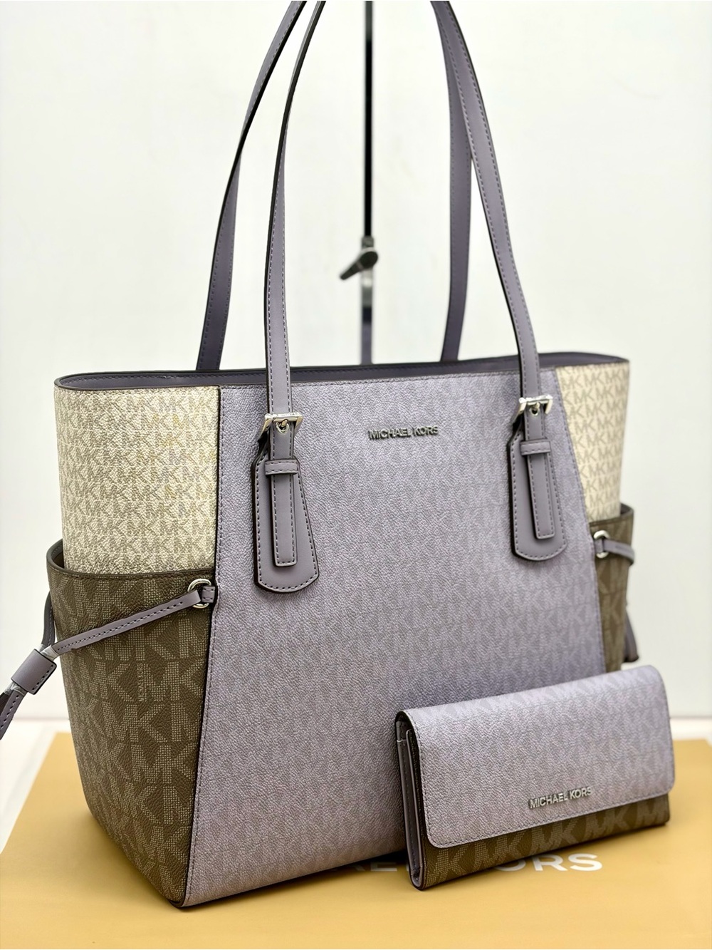 Michael Kors Voyager MK Logo
Tote Shoulder Bag with Matching
Wallet Lilac Multi - Picture 1 of 14